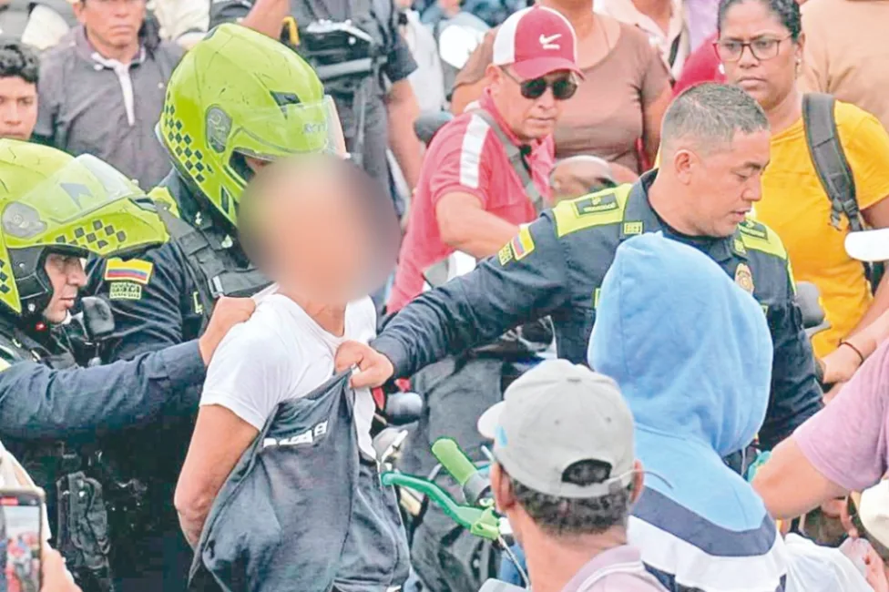 Camioneta hurtada en Coveñas fue recuperada tras persecución que terminó en Lorica