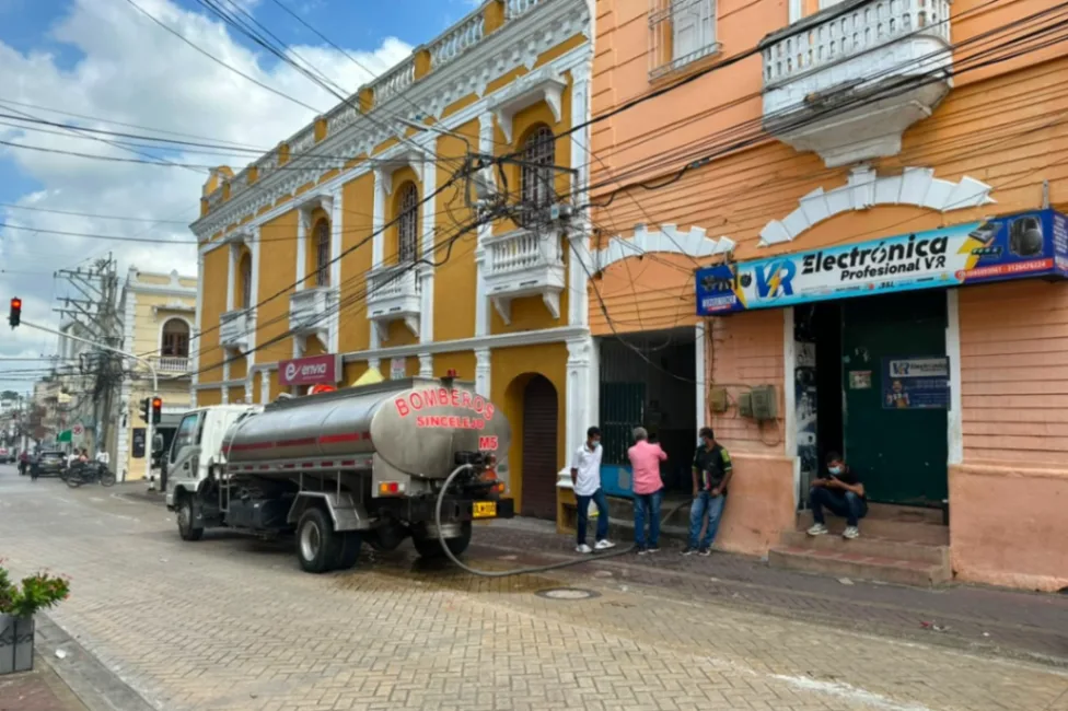 Incendio en el centro de Sincelejo consumió bodega de piñatería