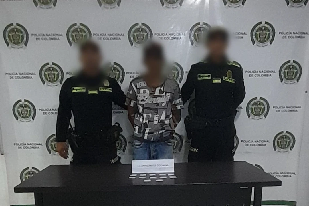 Llevaba la droga en las chanclas