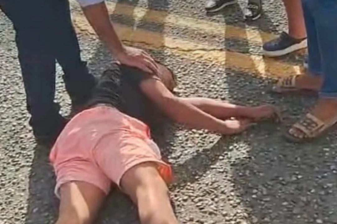 Menor sufrió un accidente al caer de una mula