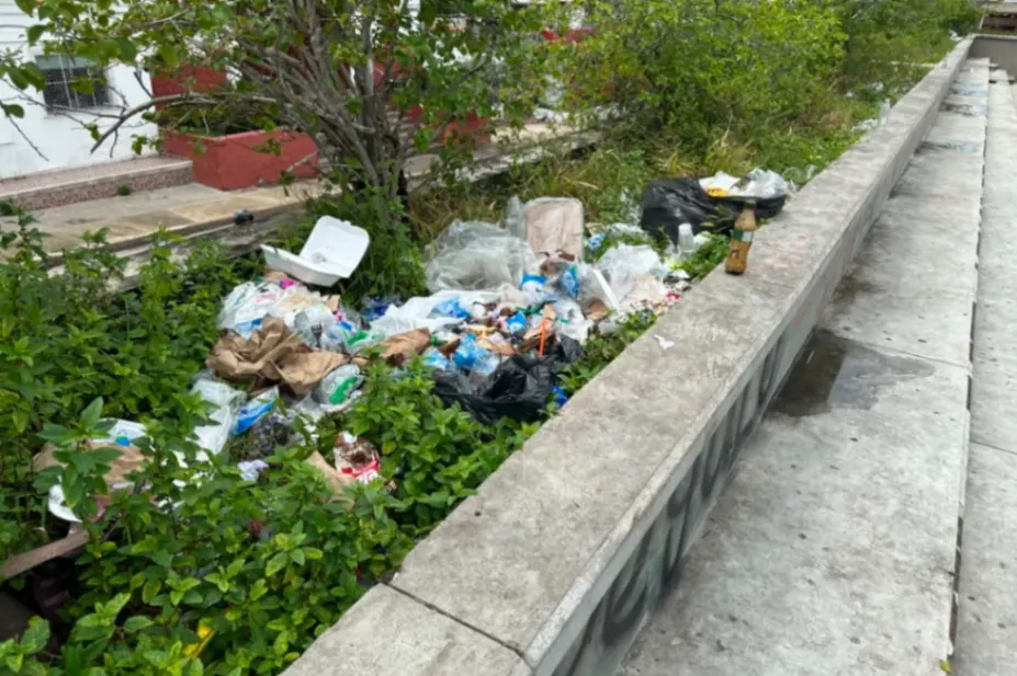El Teatro Municipal y la Plaza de Majagual, convertidos en baños públicos