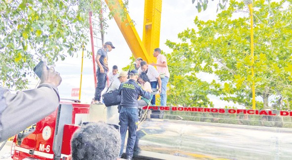 Mujer se iba a tirar del Metálico